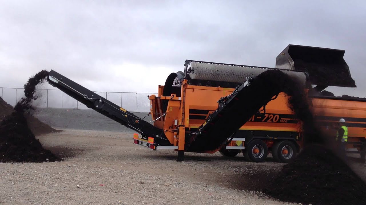 Doppstadt's SM720 trommel screen in action