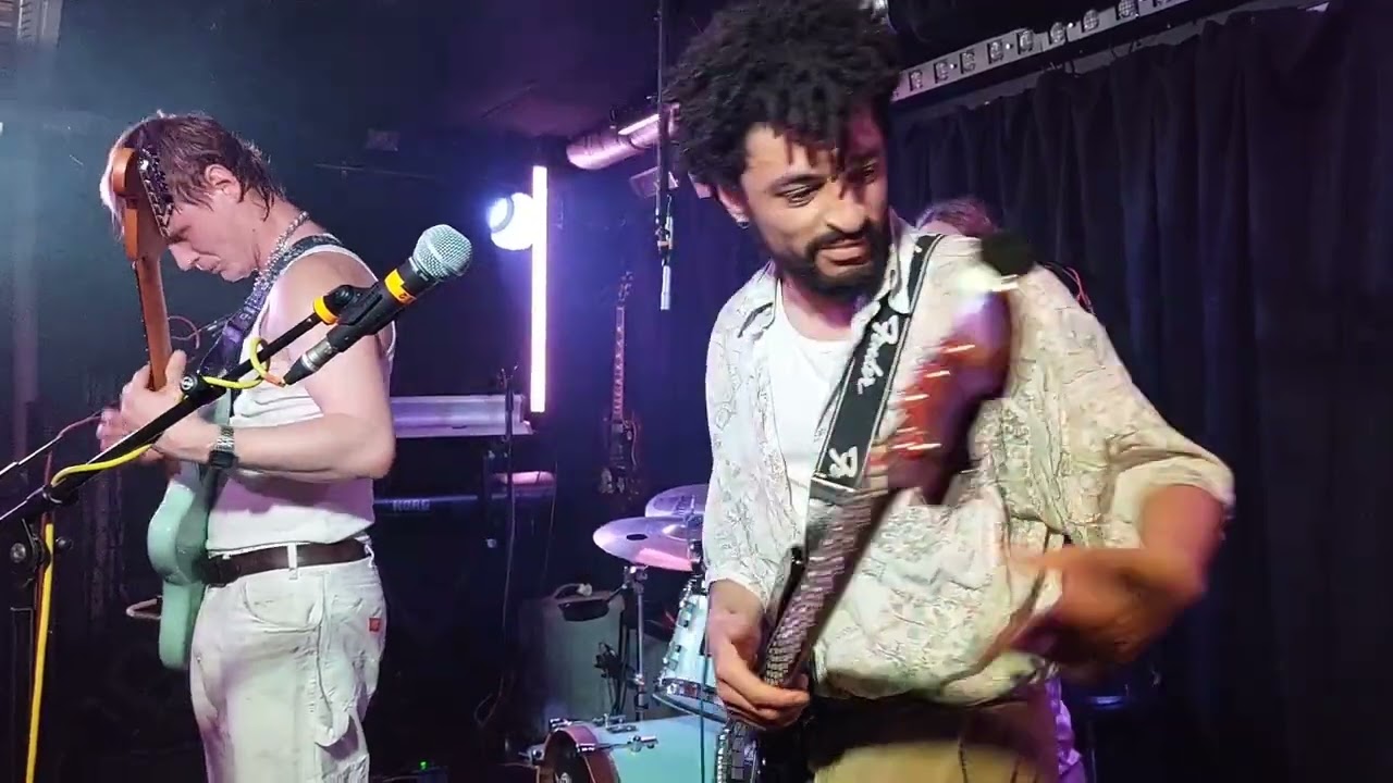 Alien Chicks - 27 Stitches - Live