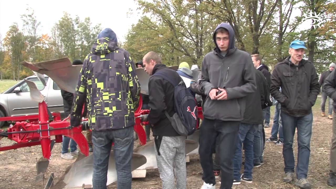 Topošie lauksaimnieki un zemnieki mācās aršanas prasmes