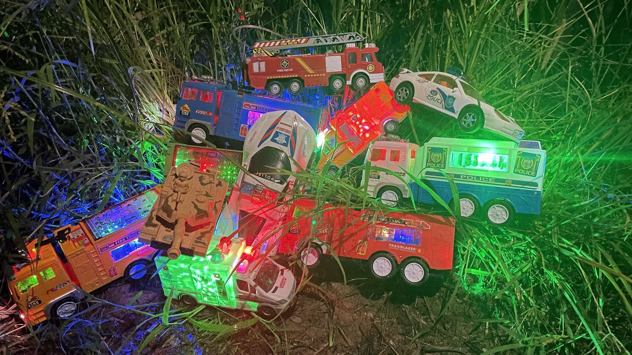 Tumpukan Mobil Ambulance Berwarna-Warni ada juga Mobil Polisi dan Mobil Balap