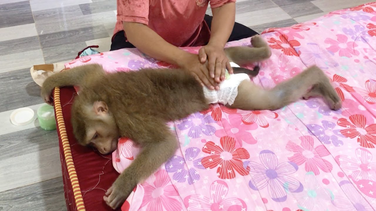 Jason Entertain Accepted With Mom Apply Lotion Massage