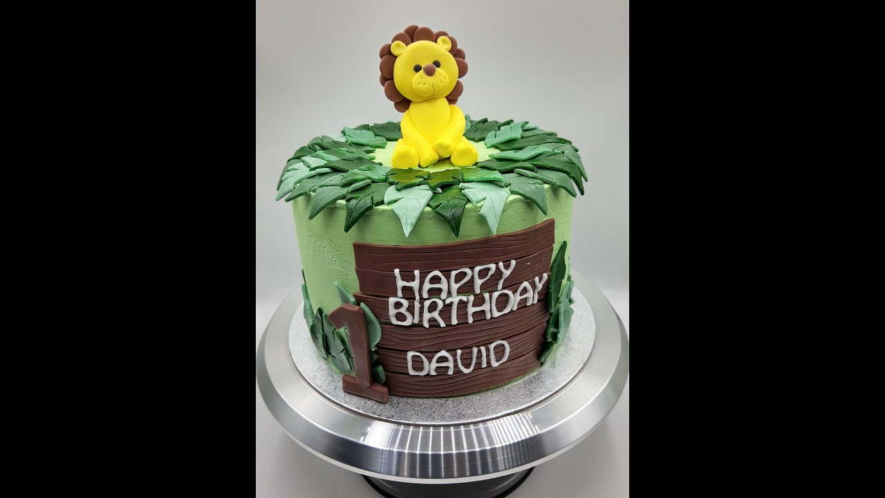 Dschungeltorte mit einem modellierten Löwen