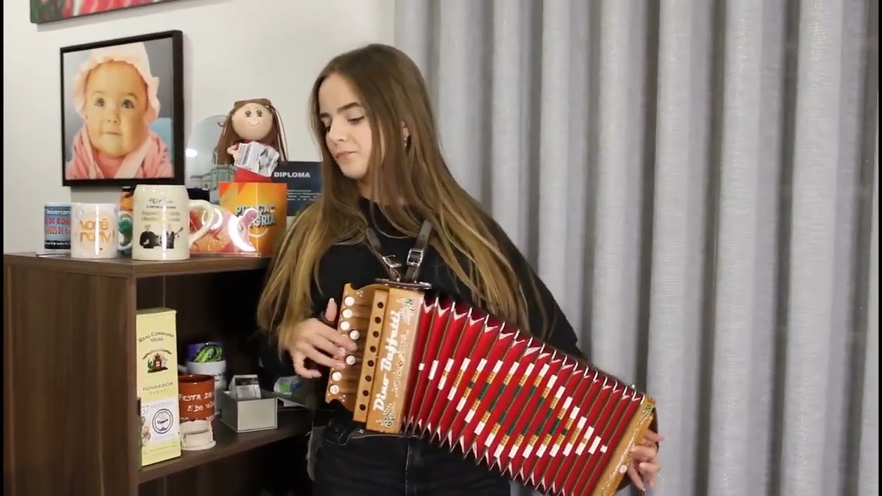 Uma grande artista a brilhar com a sua pequena concertina.