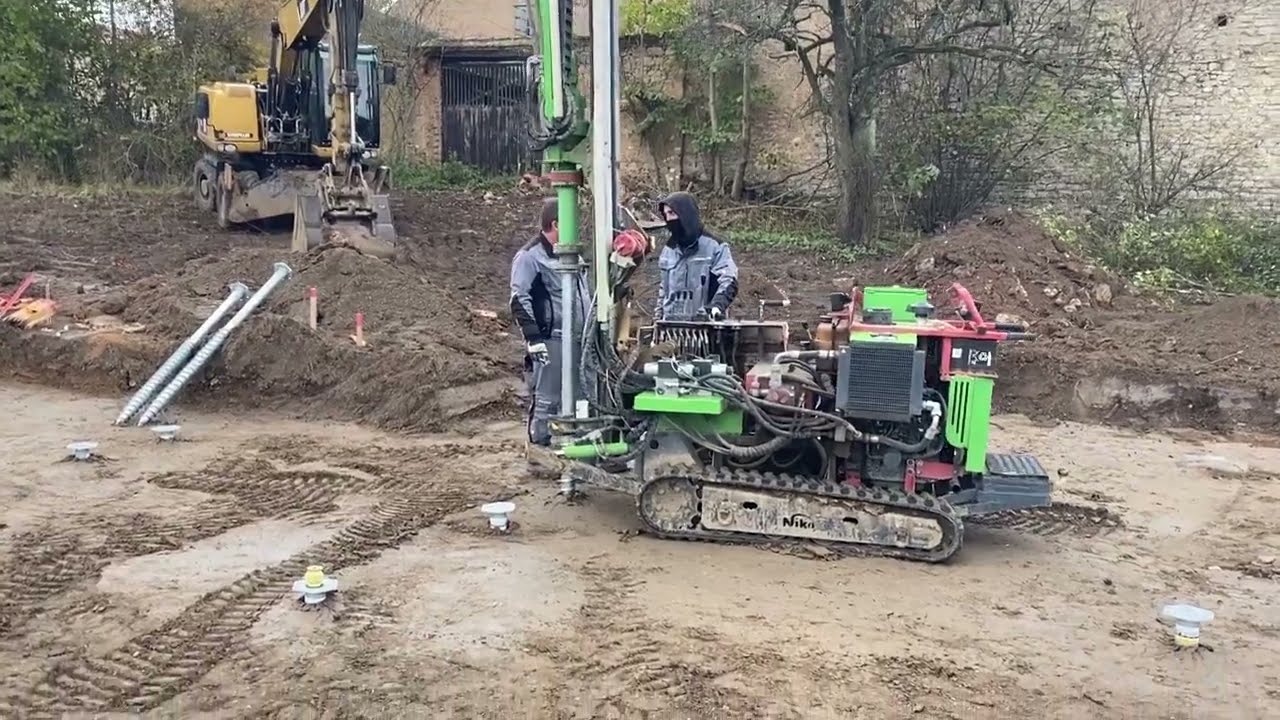 Instalace zemních vrutů u stavby domu Natura Space