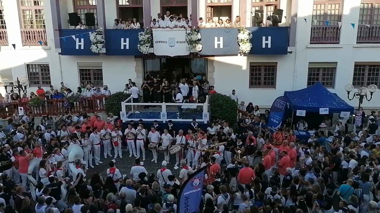 Les premières notes d'Hiri Besta à Hendaye, avec la Zarpaï banda et la banda des Genêts