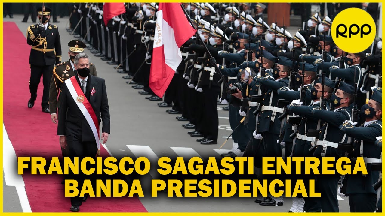 Francisco Sagasti entrega la banda presidencial en el Congreso