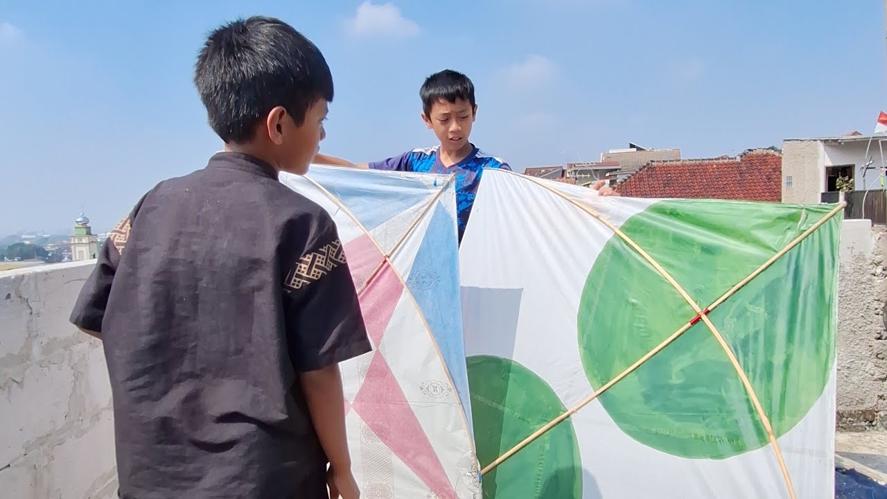 Ngapungin layangan bomber bareng geng di basecam aku seru woy 