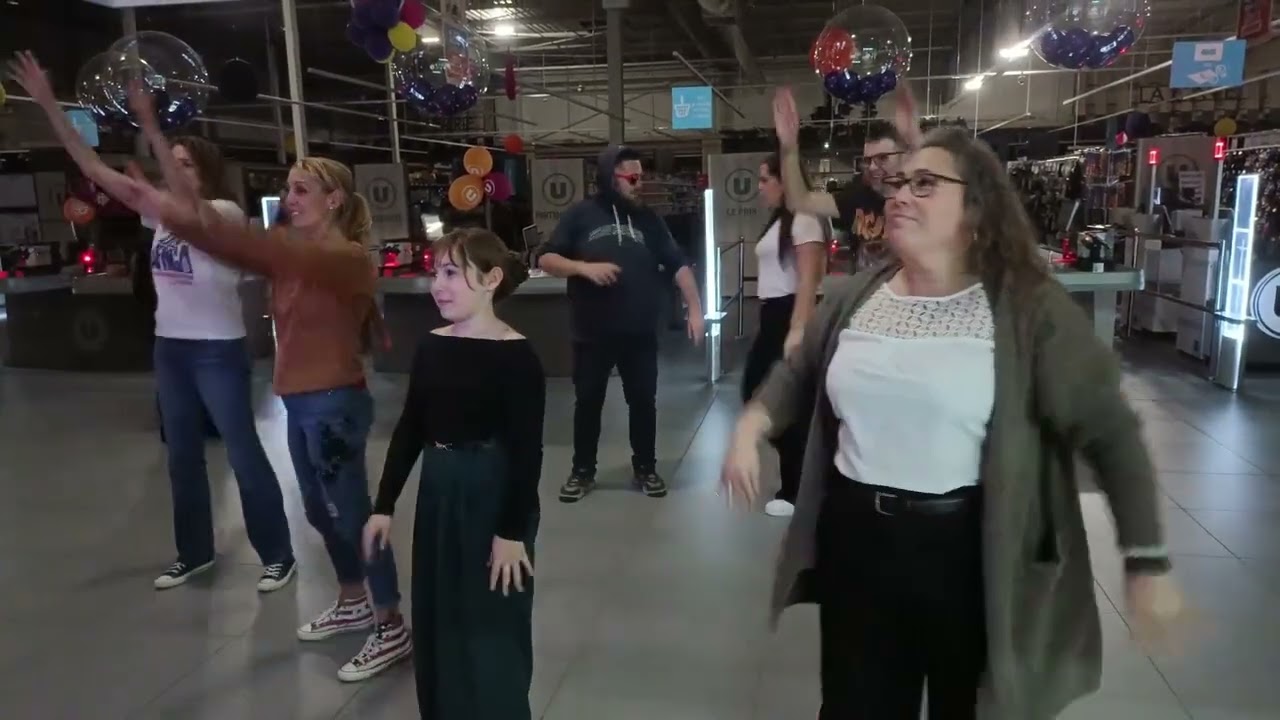 🎉💃 Encore une soirée de folie dans un Super U ! 💃🎉 En octobre, nous avons eu le plaisir