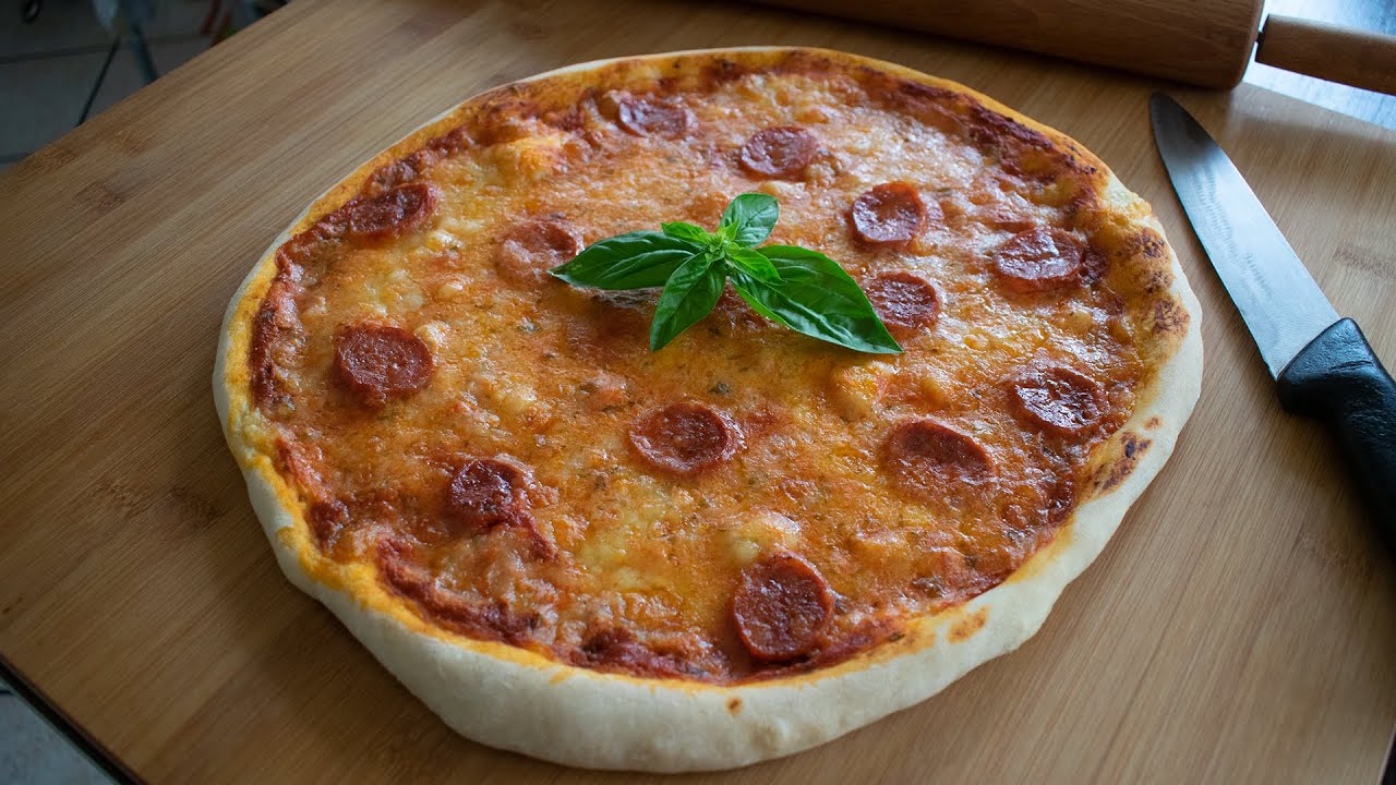 Aluat de pizza, pufos si rapid rețetă simplă de Pizza cu Salam