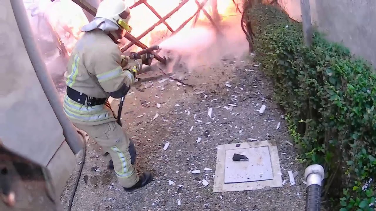 Požar pomoćnog objekta (2), sa eksplozijama/Fire of the auxiliary building - Vatrogasci Prijedor