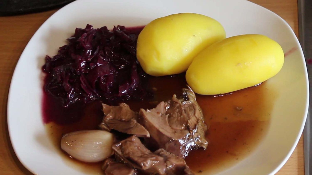 Dutch Oven Rehkeule in Portwein-Ahornsirup Sauce mit fruchtigem Portwein Rotkohl