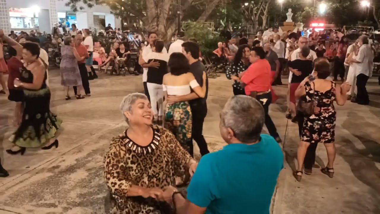 20 de septiembre 2022 - Baile en el Parque de Santiago, Mérida Yucatán.