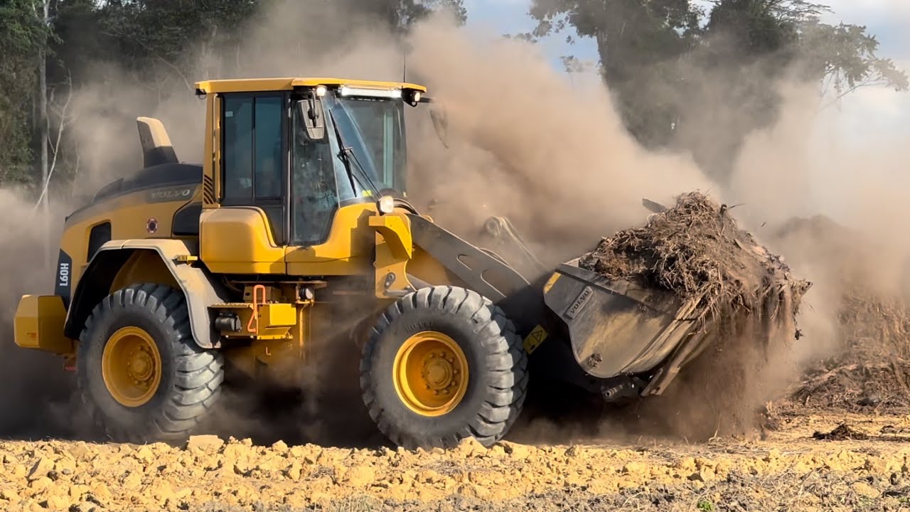 PÁ CARREGADEIRA “VOLVO L60H”TRABALHANDO E ALGUMAS EXPLICAÇÕES DO OPERADOR. #volvo #motor #trabalho