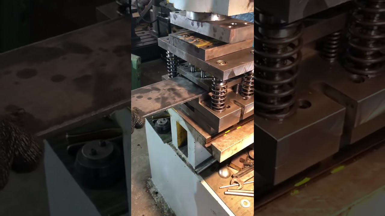 Hydraulic punching machine Four holes punched at the same time，Stamping die customization