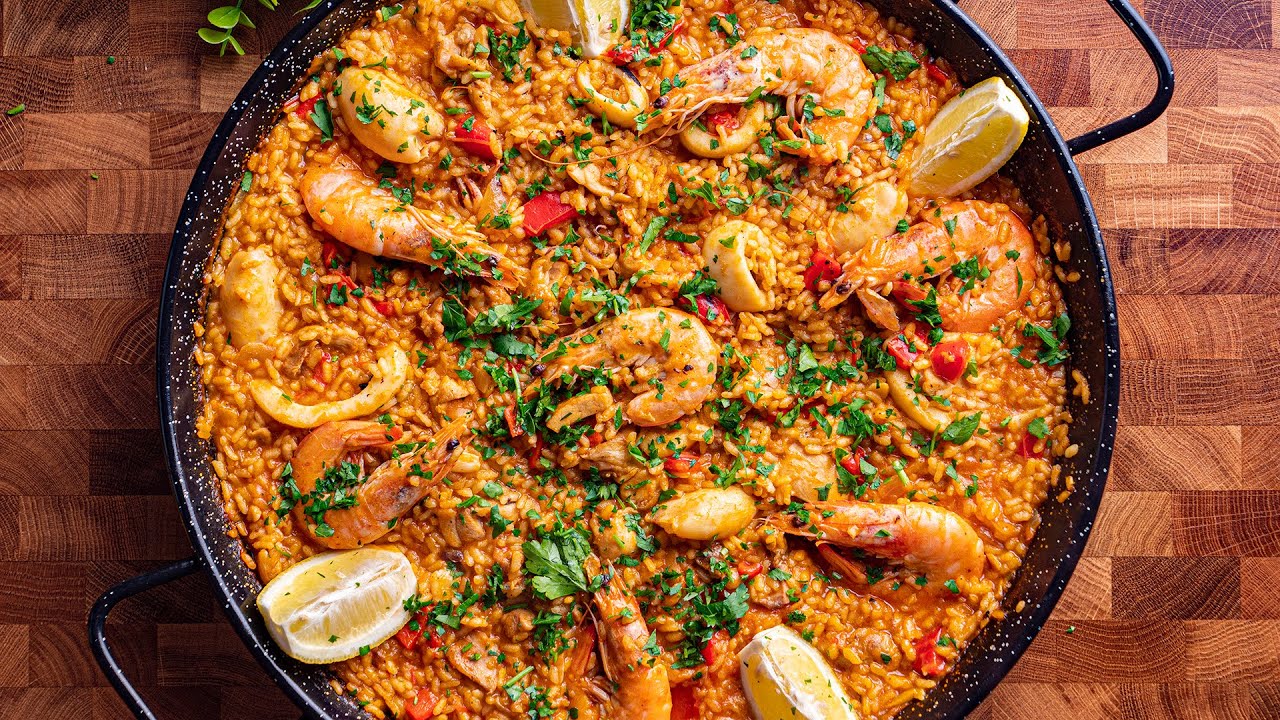 Paella de pollo y mariscos