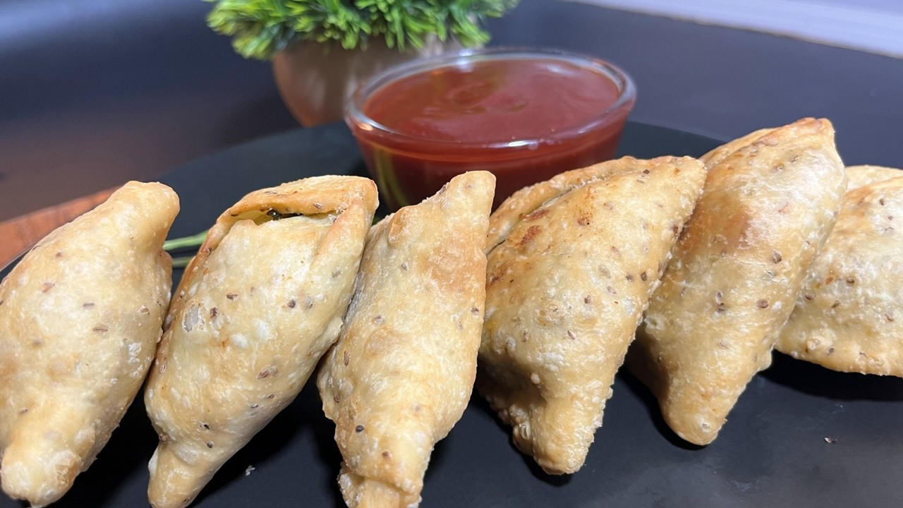 घर पर हलवाई जैसे खस्ता और कुरकुरे आलू के समोसे बनाने का आसान तरीका | Perfect Samosa Recipe