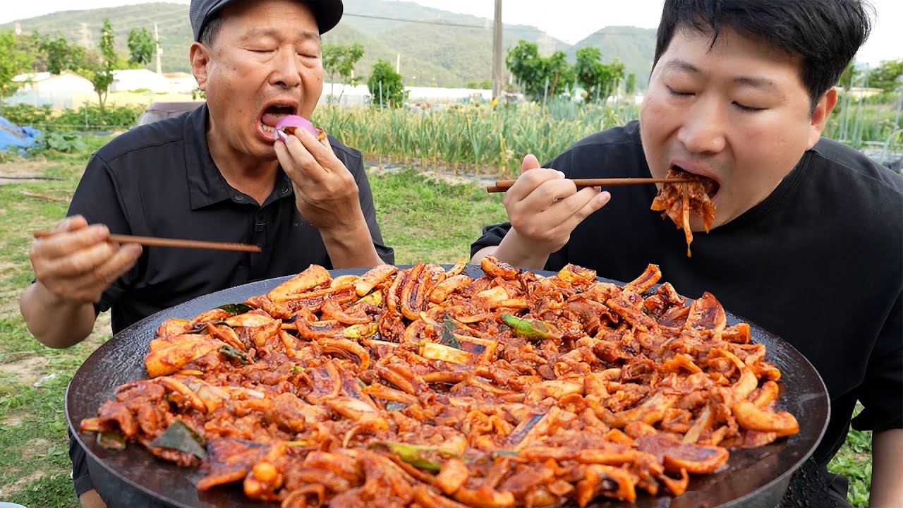 오징어랑 삼겹살을 솥뚜껑에 볶아 오삼불고기 완성, 양념에 볶음밥으로 마무리! (Osam Bulgogi & Fried rice) 요리&먹방!! - Mukbang eating show