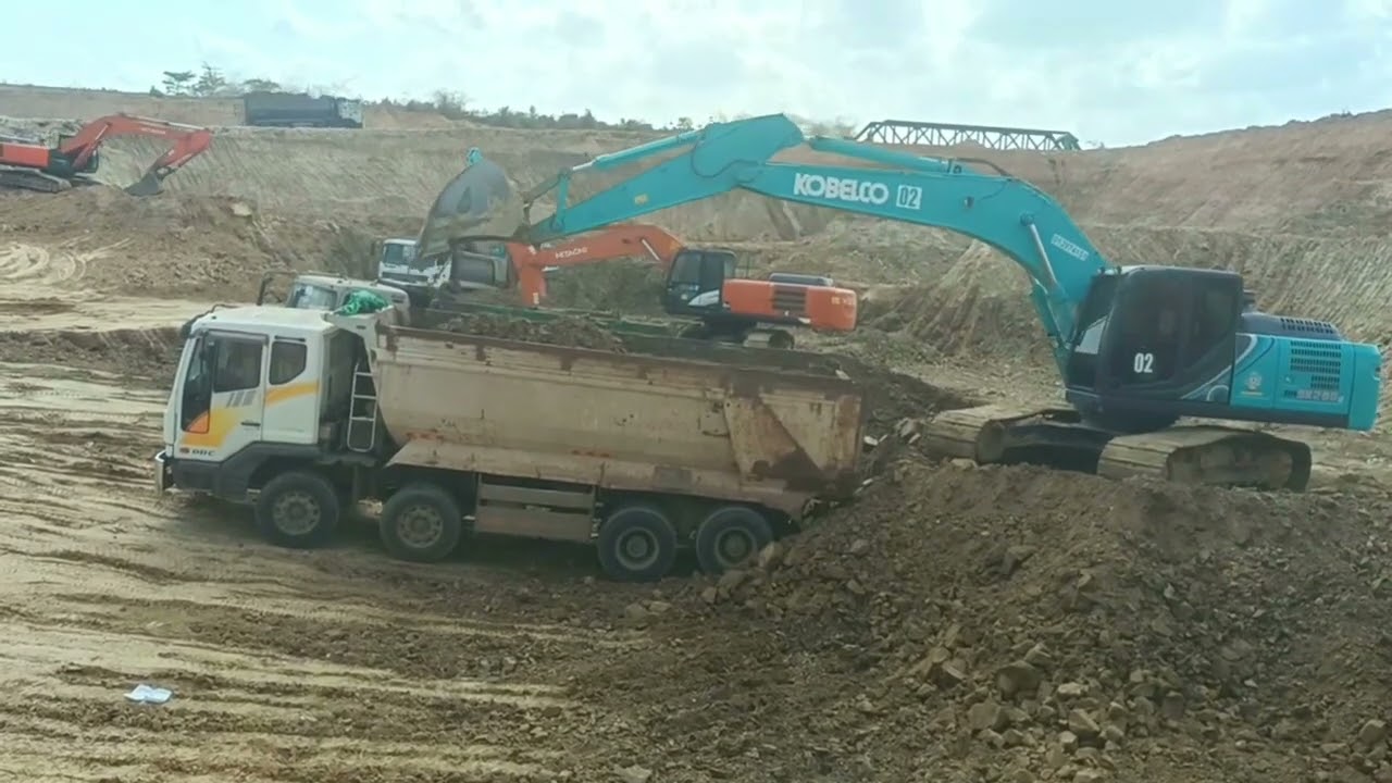 Dump truck 25ton and Hitachi Excavator Work at home