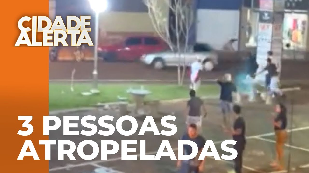 Pelo menos tr&ecirc;s pessoas s&atilde;o atropeladas em briga generalizada em pra&ccedil;a de F&ecirc;nix