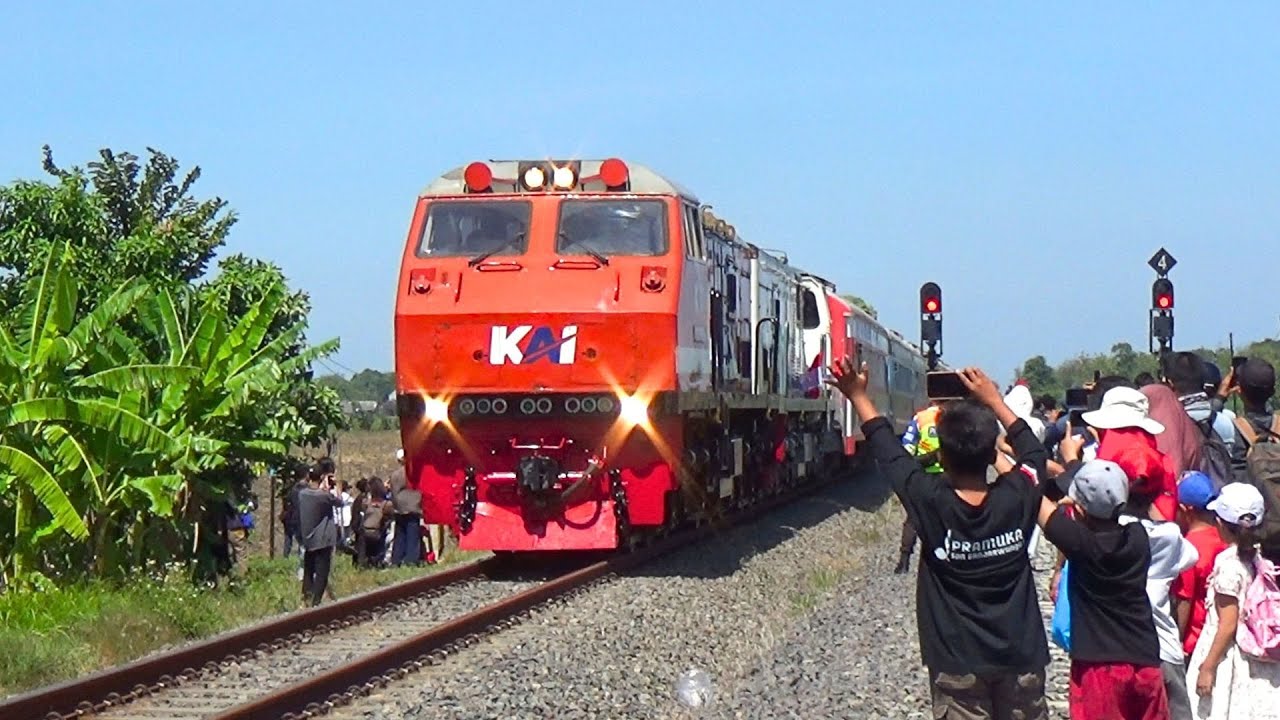 LUAR BIASA! Momen Parade Kereta Dari Masa ke Masa