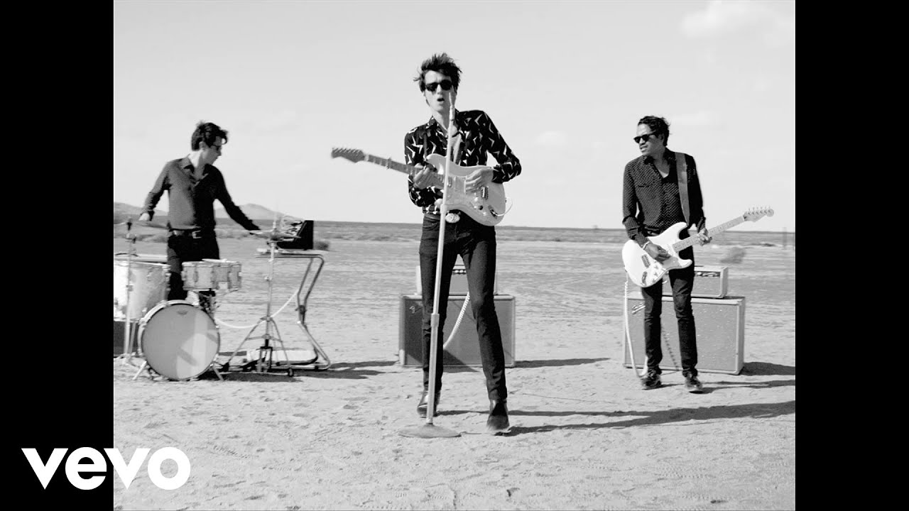 Radio Elvis - Au Loin Les Pyramides