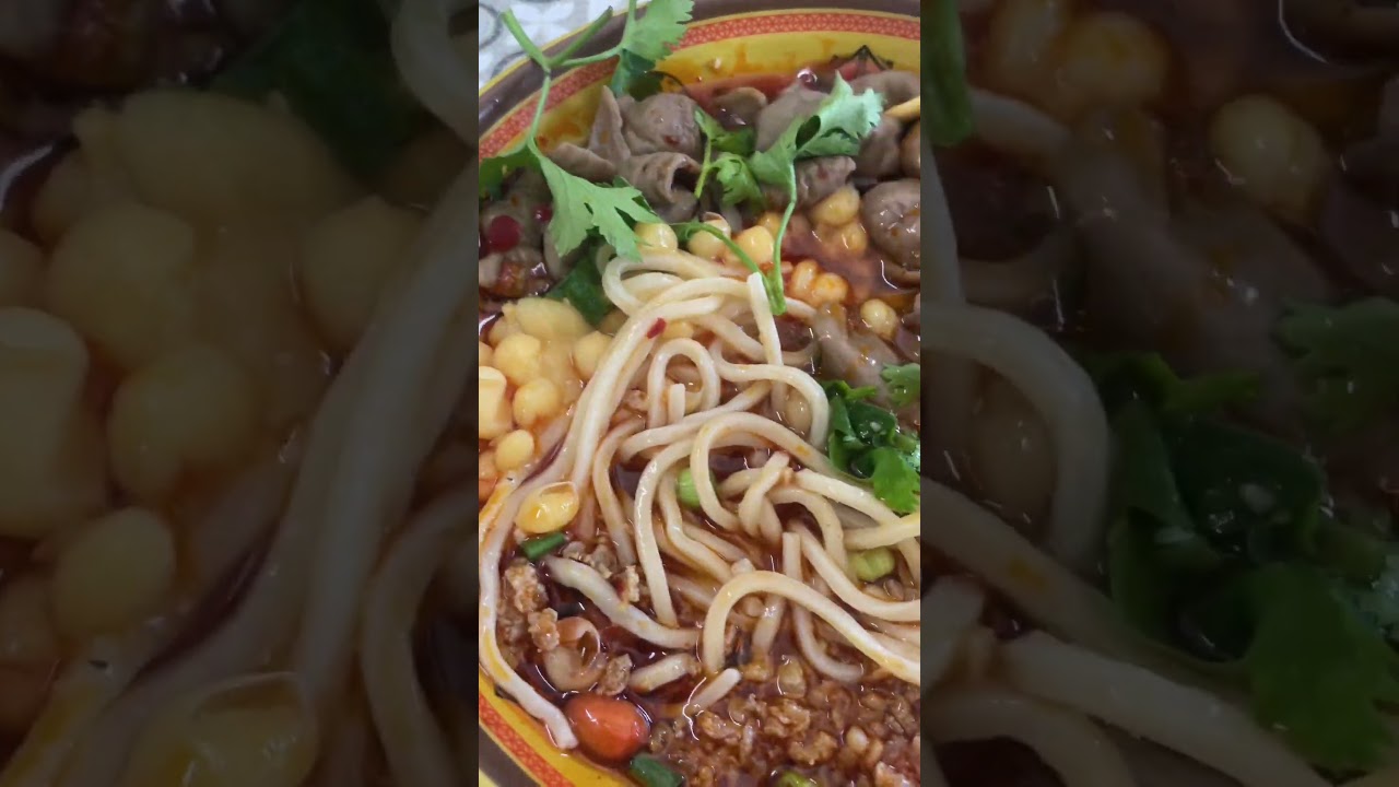 清迈豪华版重庆小面🍜豌杂＋肥肠真的香｜Chongqing Noodles Thailand