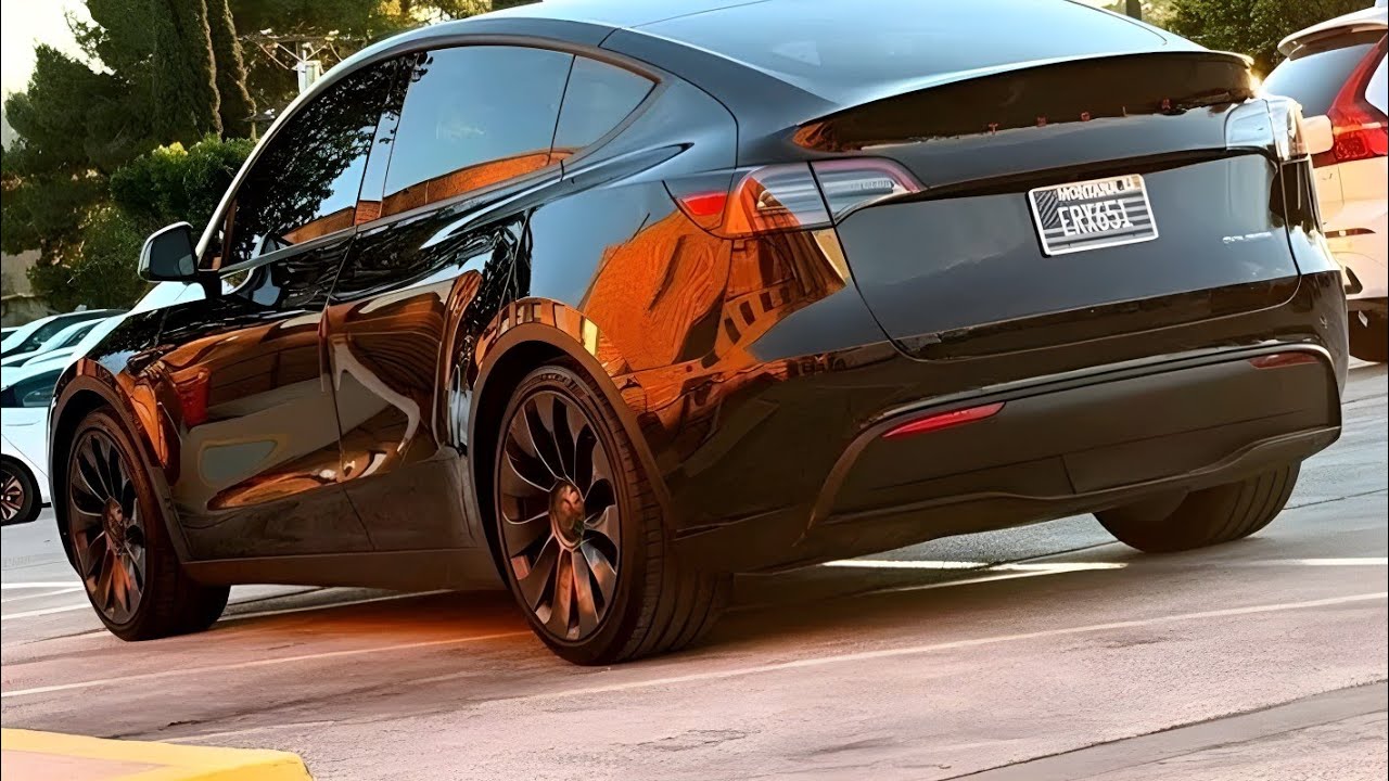  2023 Tesla Model Y Performance USA – This SUV Is Faster Than Supercars?! 😱⚡