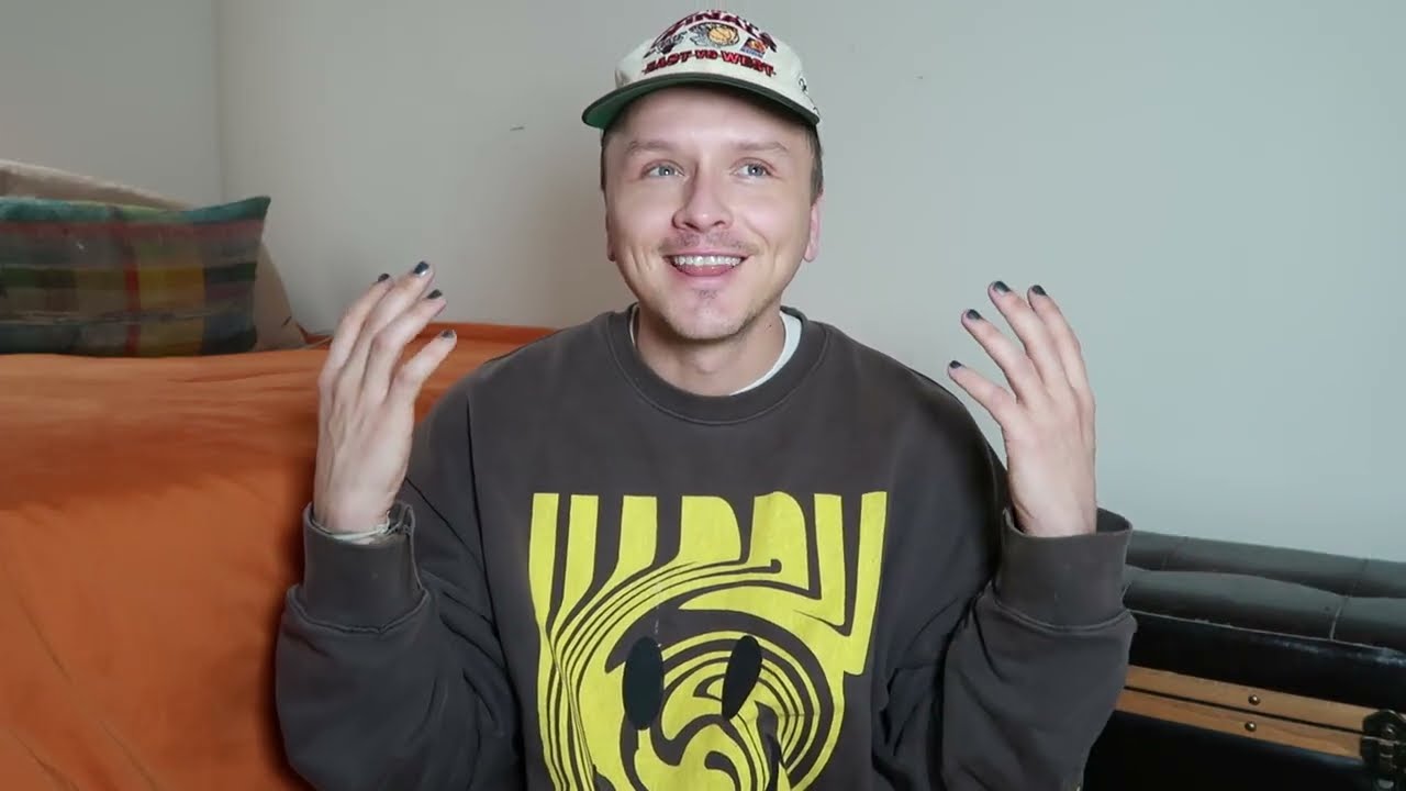 Для этих людей ты ничего не понимаешь, и они тебя за это любят!