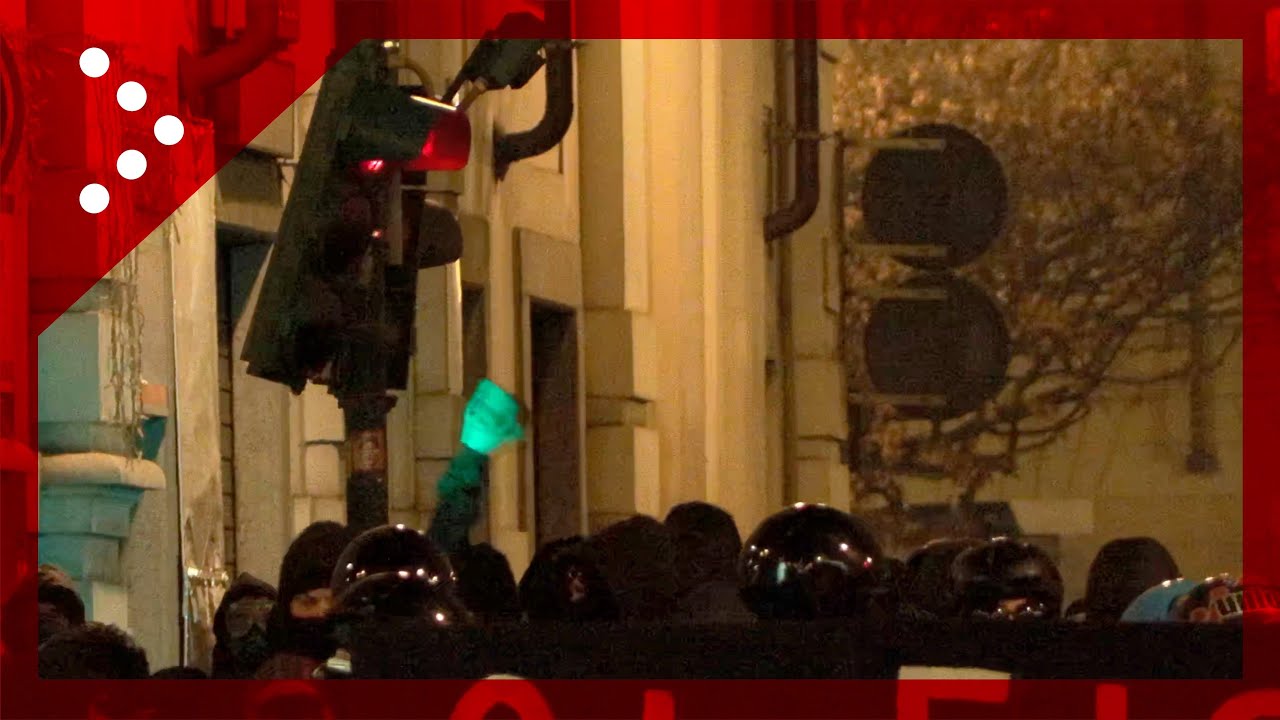 Anarchici a Torino, auto e semaforo danneggiati durante il corteo per Alfredo Cospito