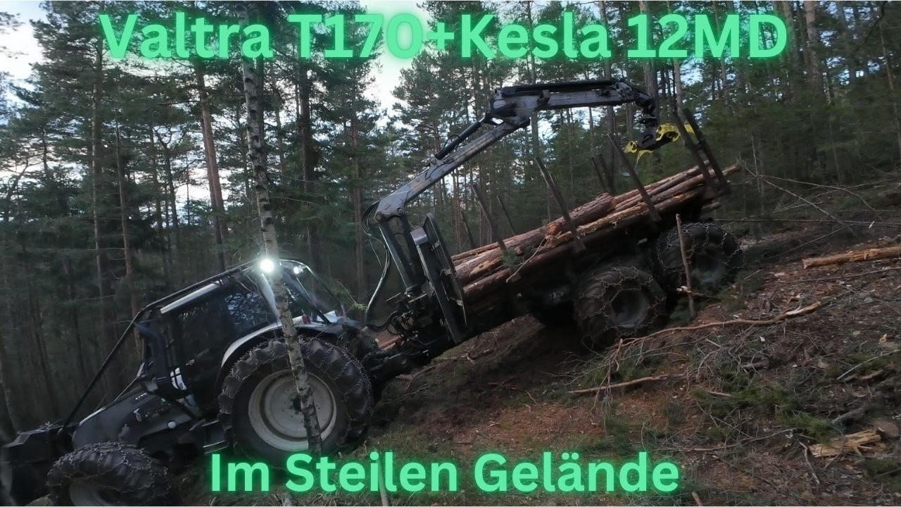 Valtra und Kesla 12MD auf der neuen Baustelle im Steilen Gelände. 2 Paar Stachelketten am Kranwagen!