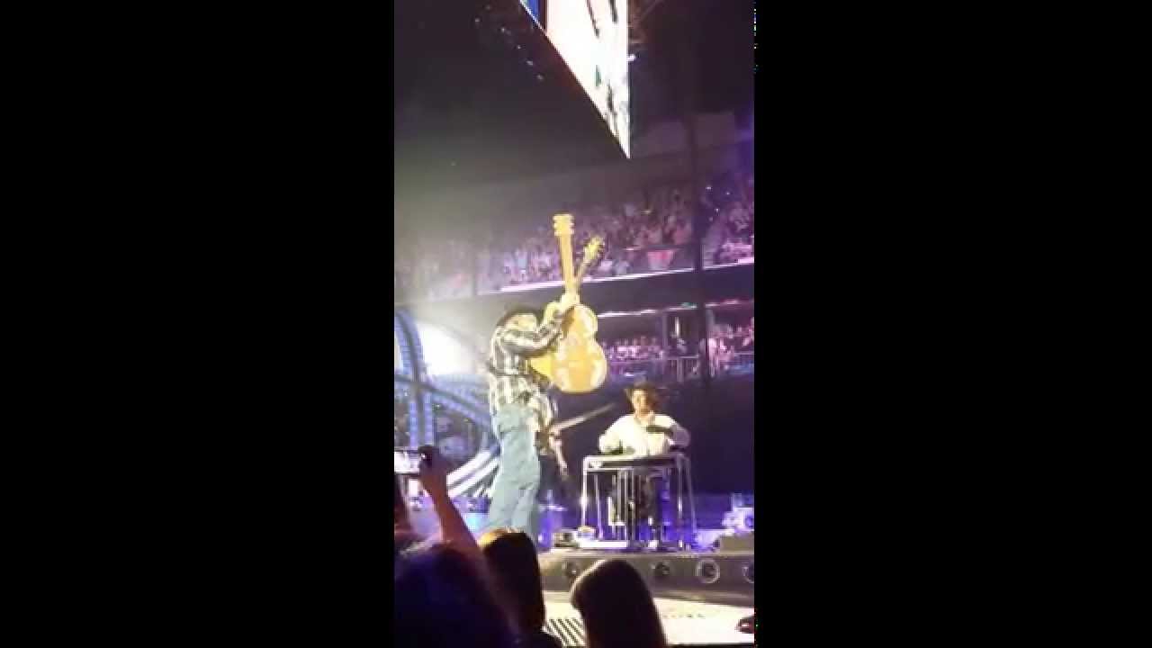 Garth Brooks trades guitar with fan