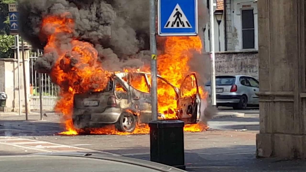 Parco Trotter Milano auto in fiamme di fronte alle scuole