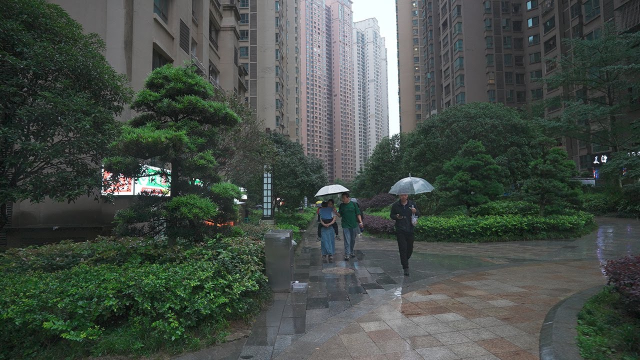 Stunning large residential complex. People's life in Guiyang Huaguoyuan on a rainy day・4K Walk