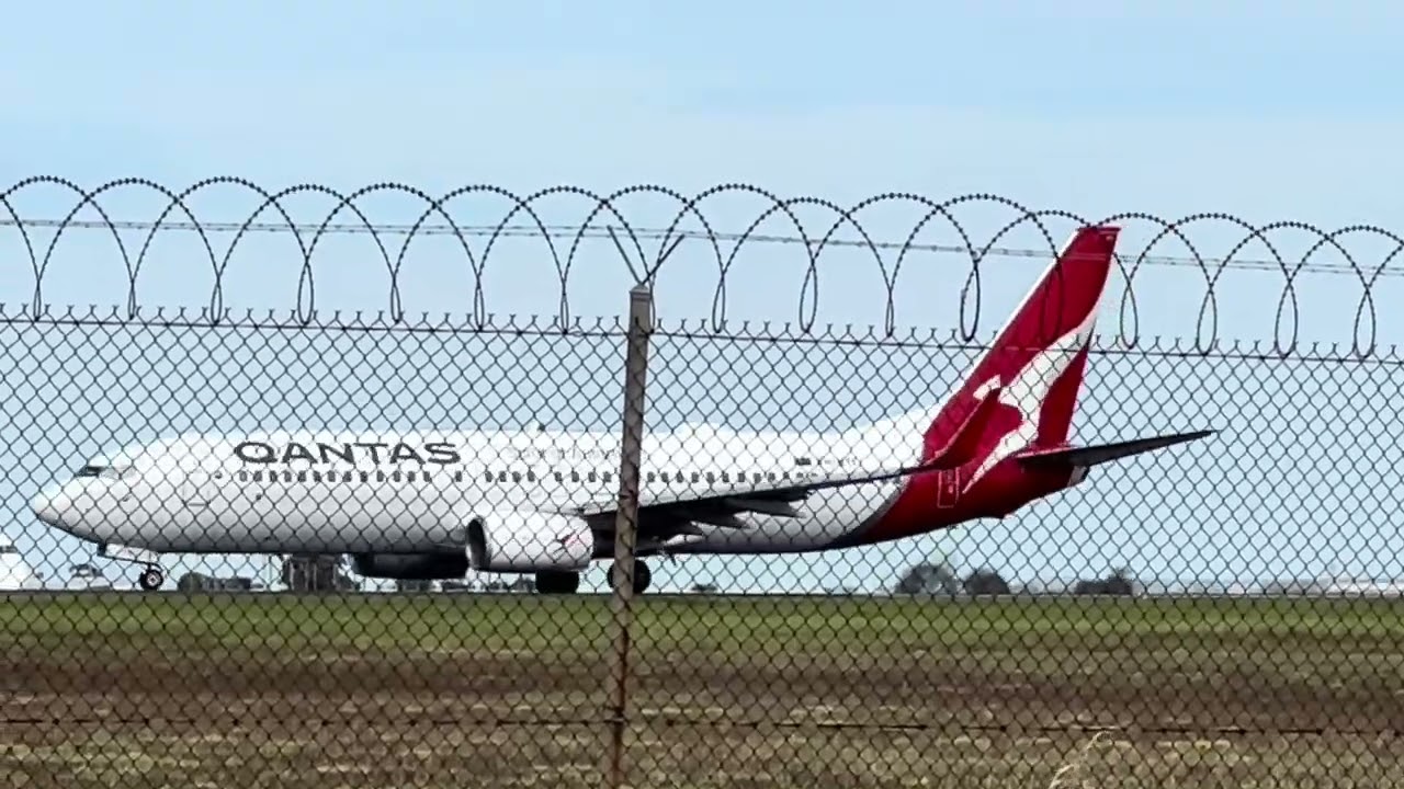 Qantas 737-838 VH-VYF, QF464 4.34pm take off MEL to SYD, 4 December 2023