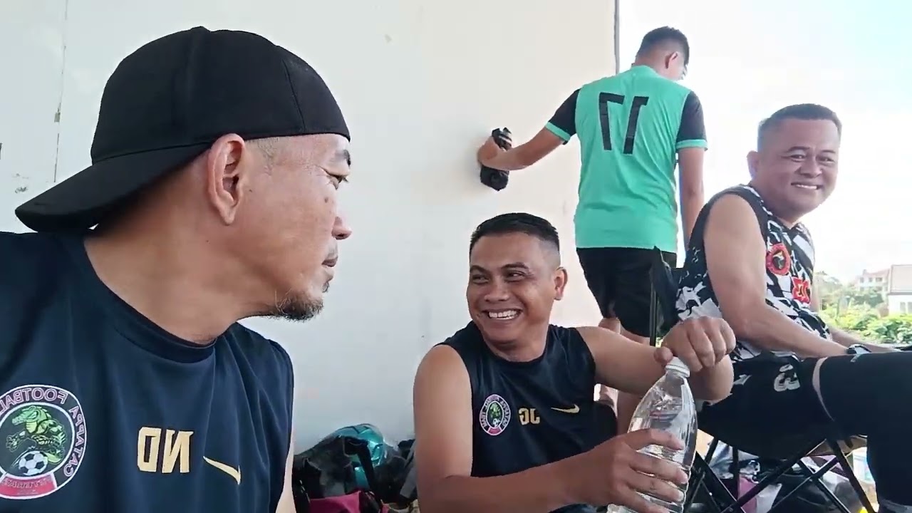 Hari minggu kita main bola