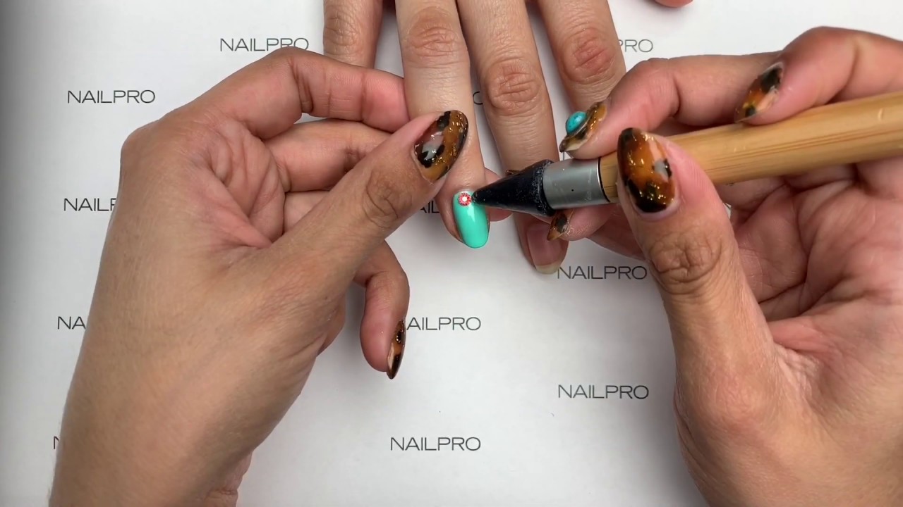 How-To: Work with Nail Glue