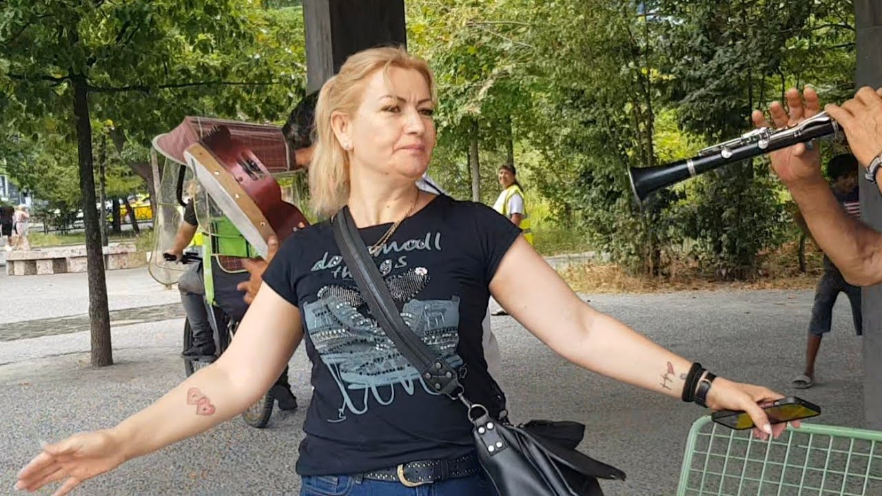 artistat e rruges emigrante nga greqia vjen dhe kercen valle shqipetare naplonin
