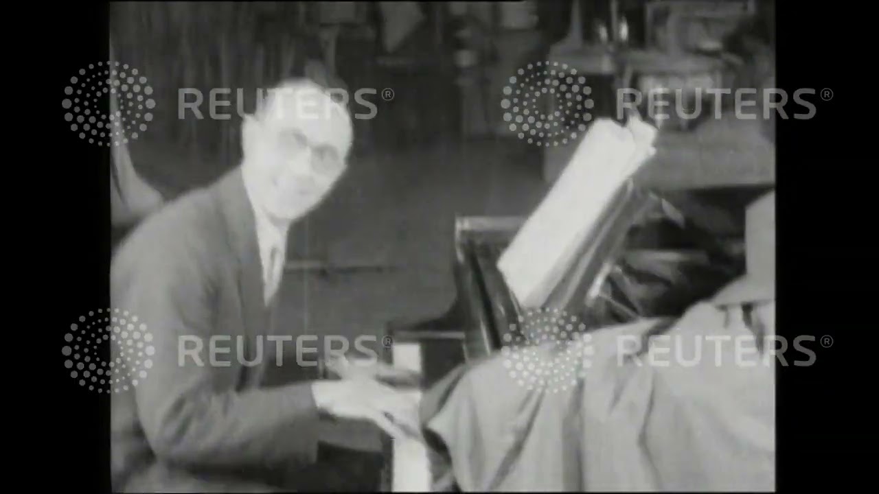 1927 SHOWBIZ: Theatre: Cast of the pantomime 