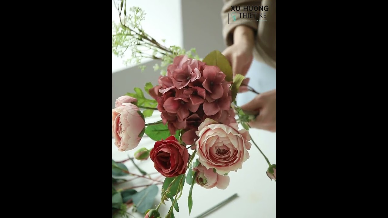 Hướng dẫn bạn c&aacute;ch cắm hoa giả để b&agrave;n trang tr&iacute; ph&ograve;ng kh&aacute;ch đẹp v&agrave; lu&ocirc;n tươi như mới mua #Shorts