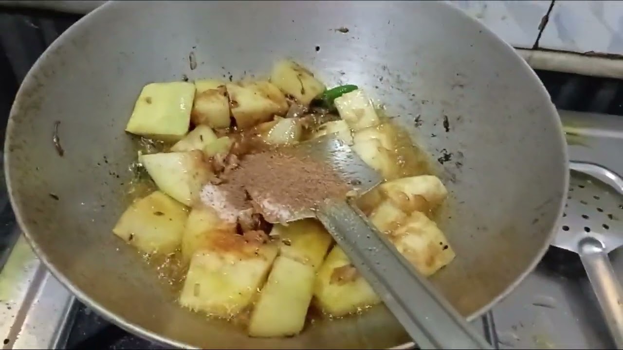 লাউ দিয়ে ডিমের ঝোল। 