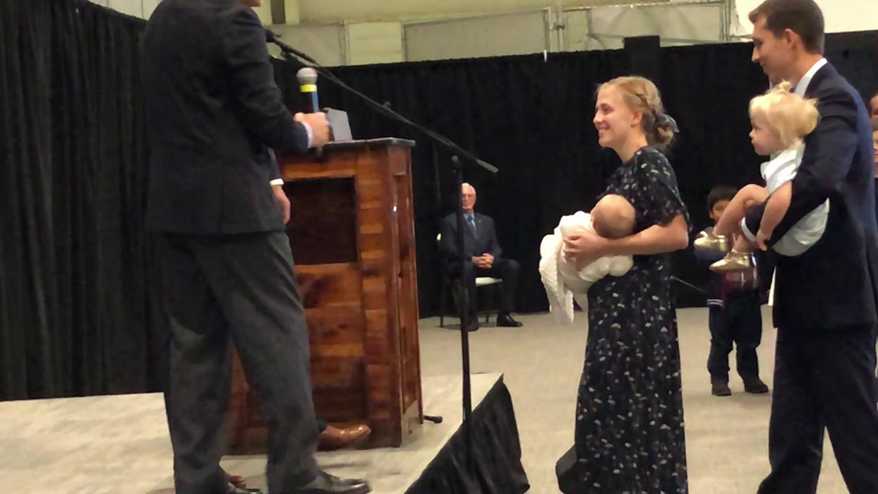 13 октября 2019 года. Церемония посвящения младенца в церкви Branham Tabernacle с пастором Джозеф...