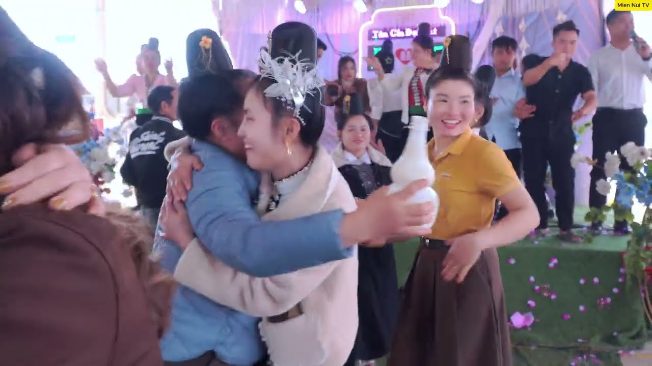 Зажигательные танцы в честь дня рождения господина и госпожи Лань Уонг - Ло Нга, деревня Нонг Тау...