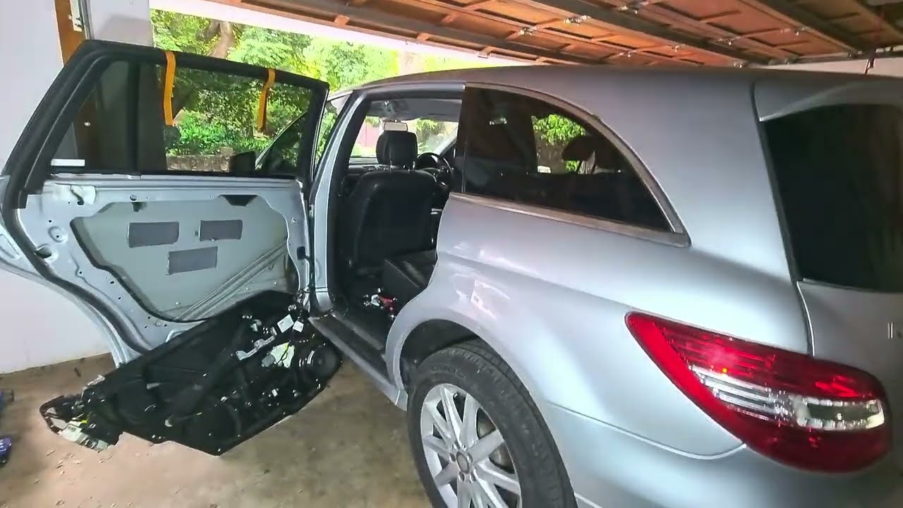 Снятие дверной панели и окна Mercedes R-класса W251 V251