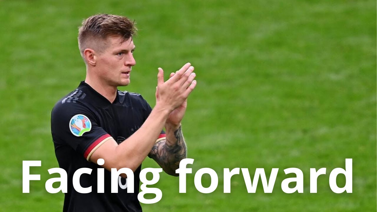 How To Play As a Center Midfielder - Facing Forward
