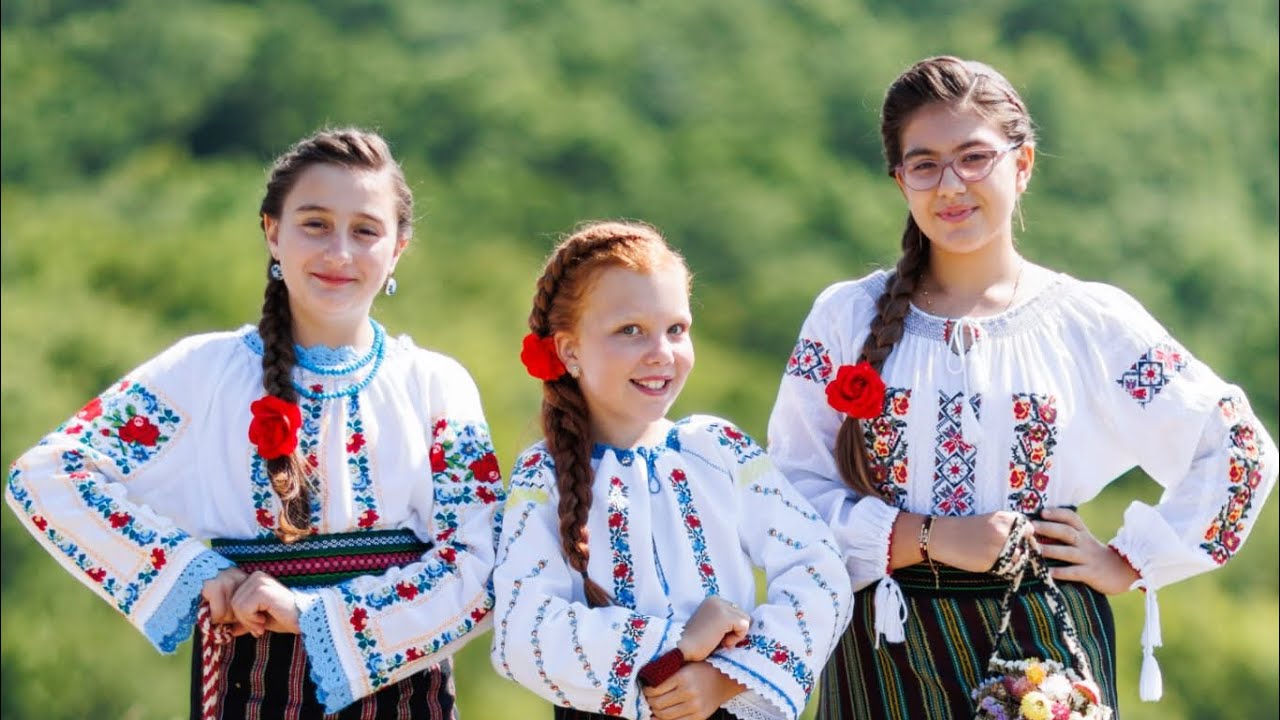 Suntem fete din Moldova🍀💙💛❤️ (Nacu Antonya, Olariu Anya, Gologan Maria)