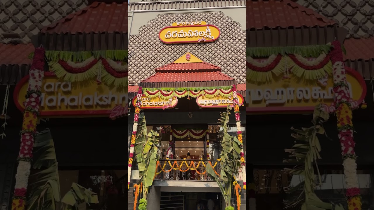 Найти нас легко! Посетите Kancheepuram Varamahalakshmi Silks на главной дороге в Какинаде. 📍✨
