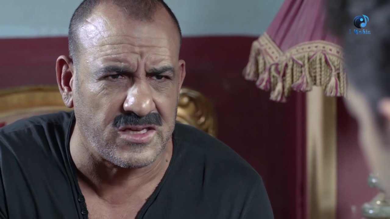 خناقه بسبب  صوت الاذان  وقطع له سلك الميكروفون