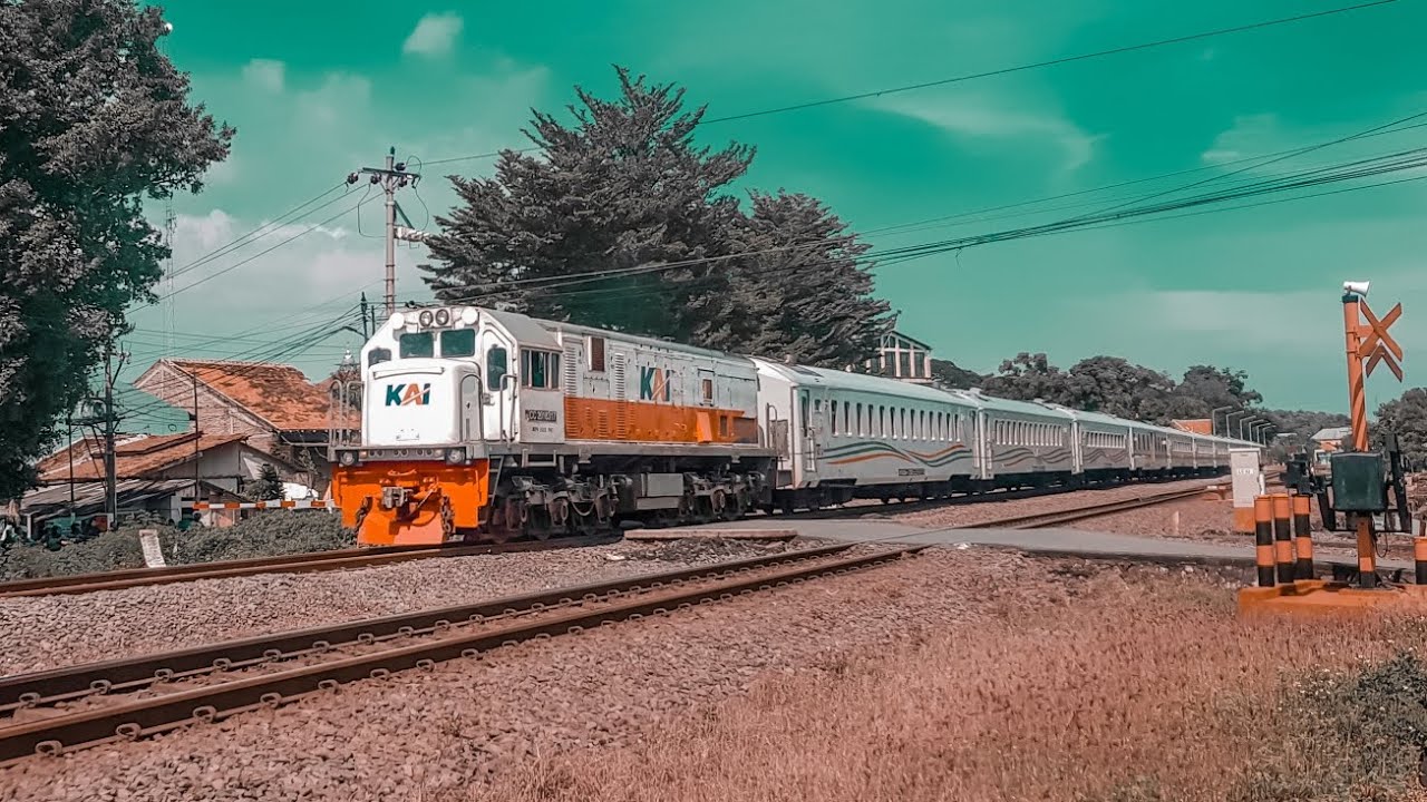 Kereta Api Kamandaka ft CC201 83 17 PWT Melintas Langsung Stasiun Mangkang