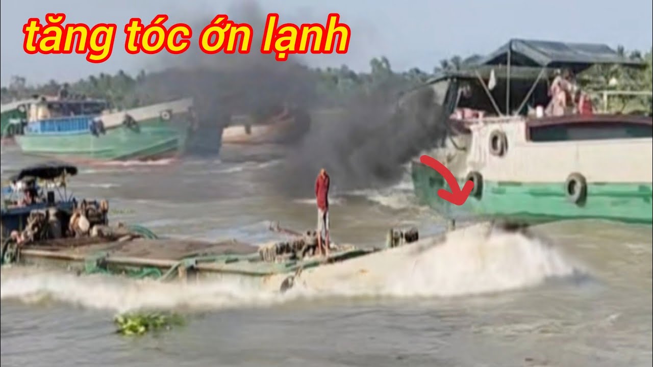 Tàu Chở Các Tranh Nhau Mảnh Liệt Vượt Cống Ngăn Mặn Trà Vinh 