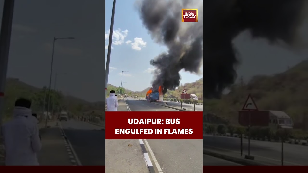 Viral Video: Sleeper Bus Burns on Highway, Udaipur Incident | Rajasthan News | Viral News